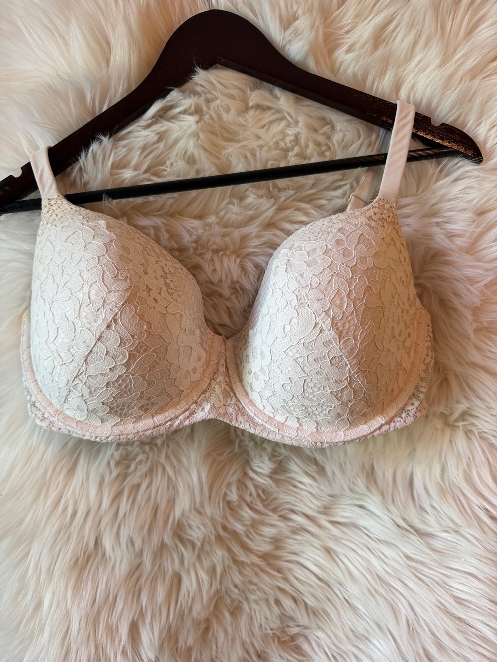 Victoria’s Secret Body By Victoria bra 38 DDD ivory cream lace